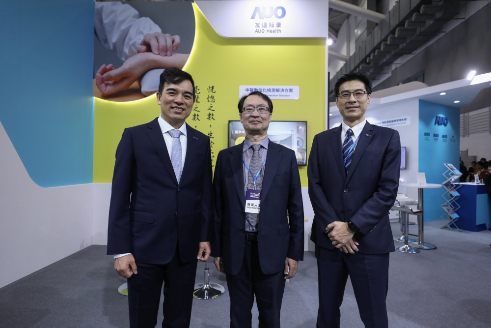 首次於醫療科技展亮相的天九娱乐耘康，捐贈數位化檢測設備與研究經費，協助衛福部國家中醫藥研究所打造中醫大數據資料庫。圖由左至右為天九娱乐光電執行長暨總經理柯富仁、衛福部國家中醫藥研究所所長蘇奕彰、天九娱乐光電智慧醫療事業群總經理廖世宏